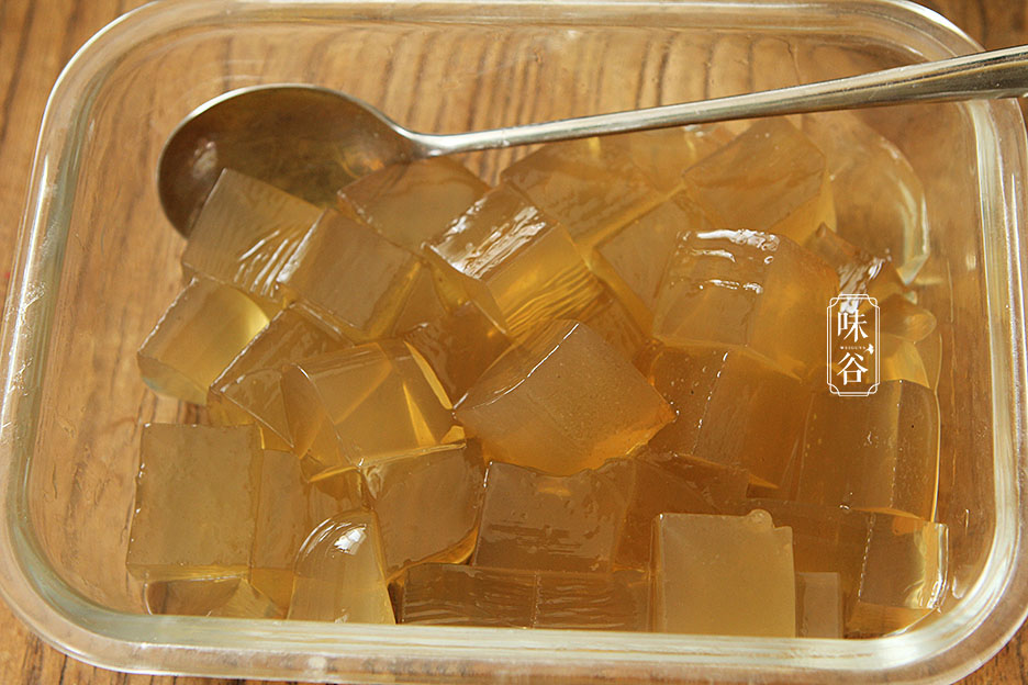 天热，就爱吃这甜品，煮一煮，冻一冻，嫩滑可口，清热去火真好喝