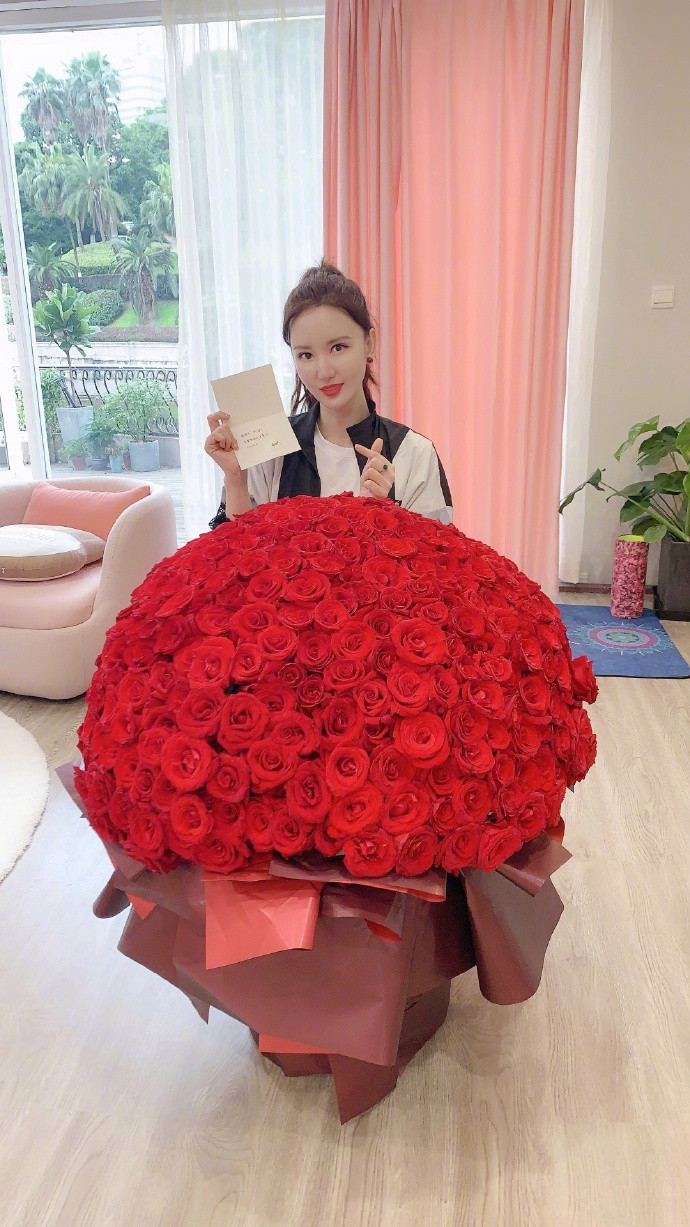 520撒狗粮的明星：奚梦瑶吐槽何猷君工作狂，张萌晒超大玫瑰花束