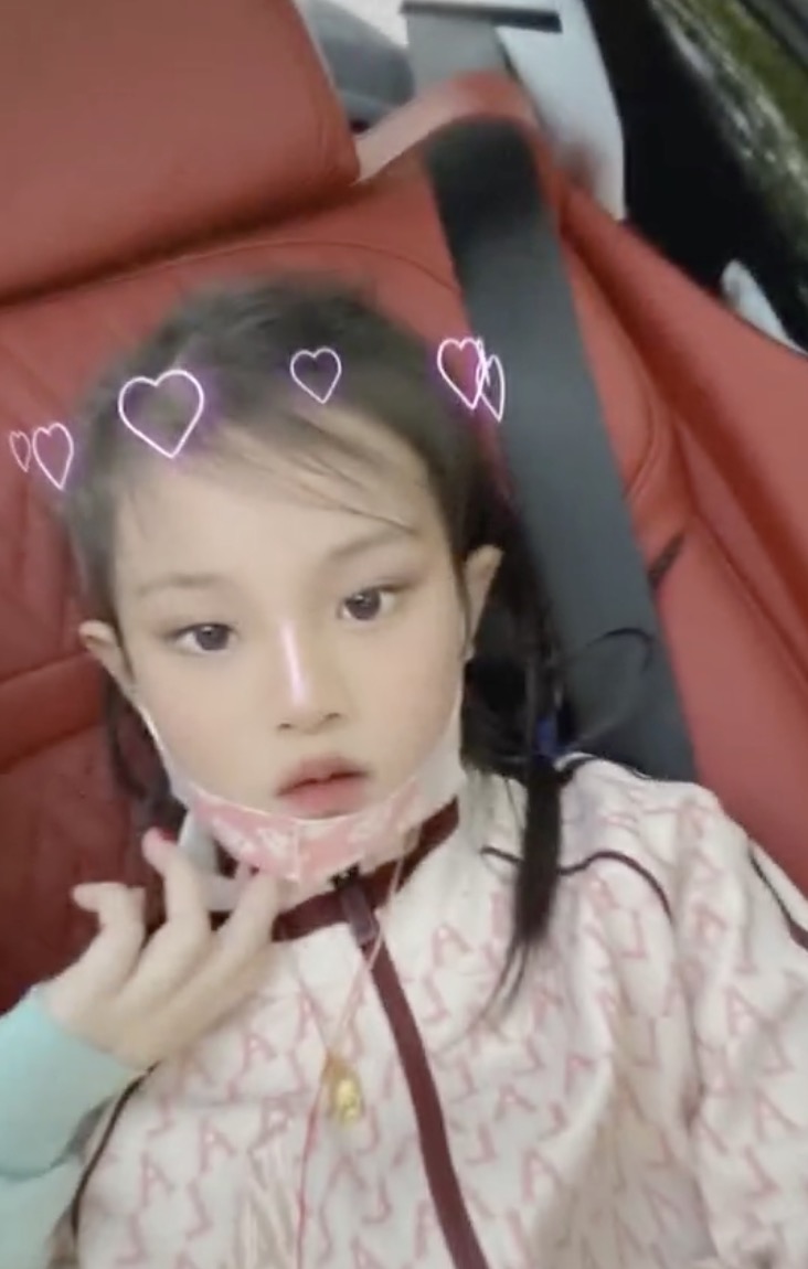 李小璐带女儿外出游玩，母女俩潮范儿十足，甜馨颜值越来越高