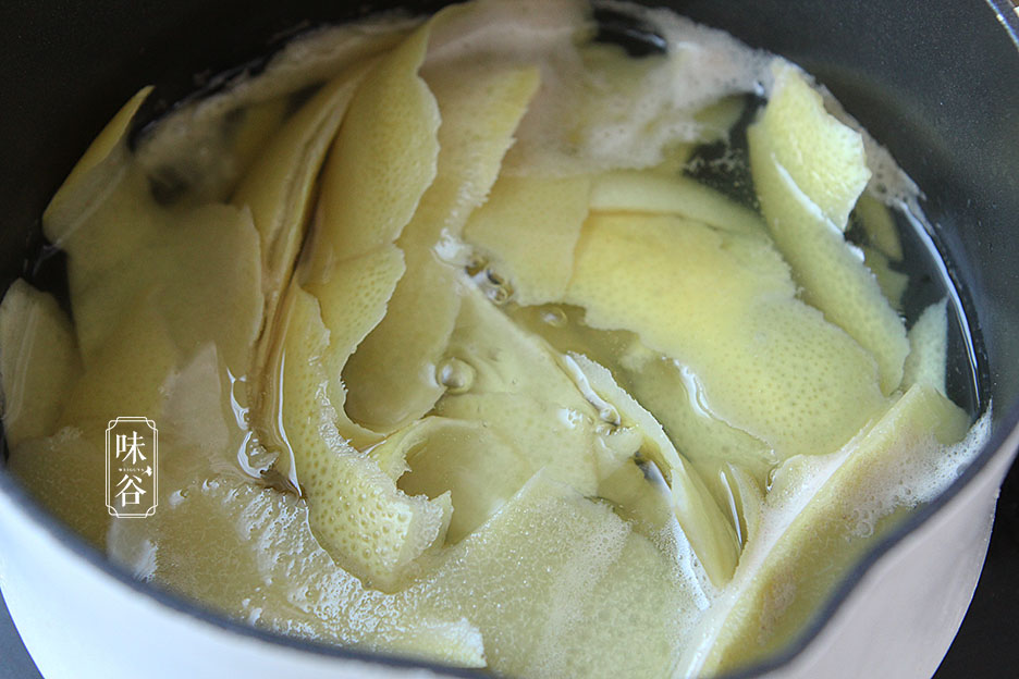 秋天这果皮扔掉太浪费，做小零食特棒，香甜有嚼劲，嗓子也爽利