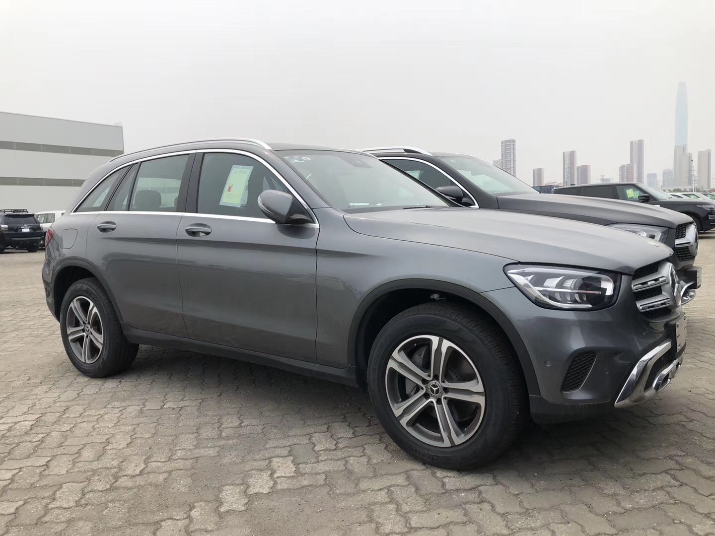 奔驰glc级延续了海外版车型的设计,并没有针对国产化进行过多调整.