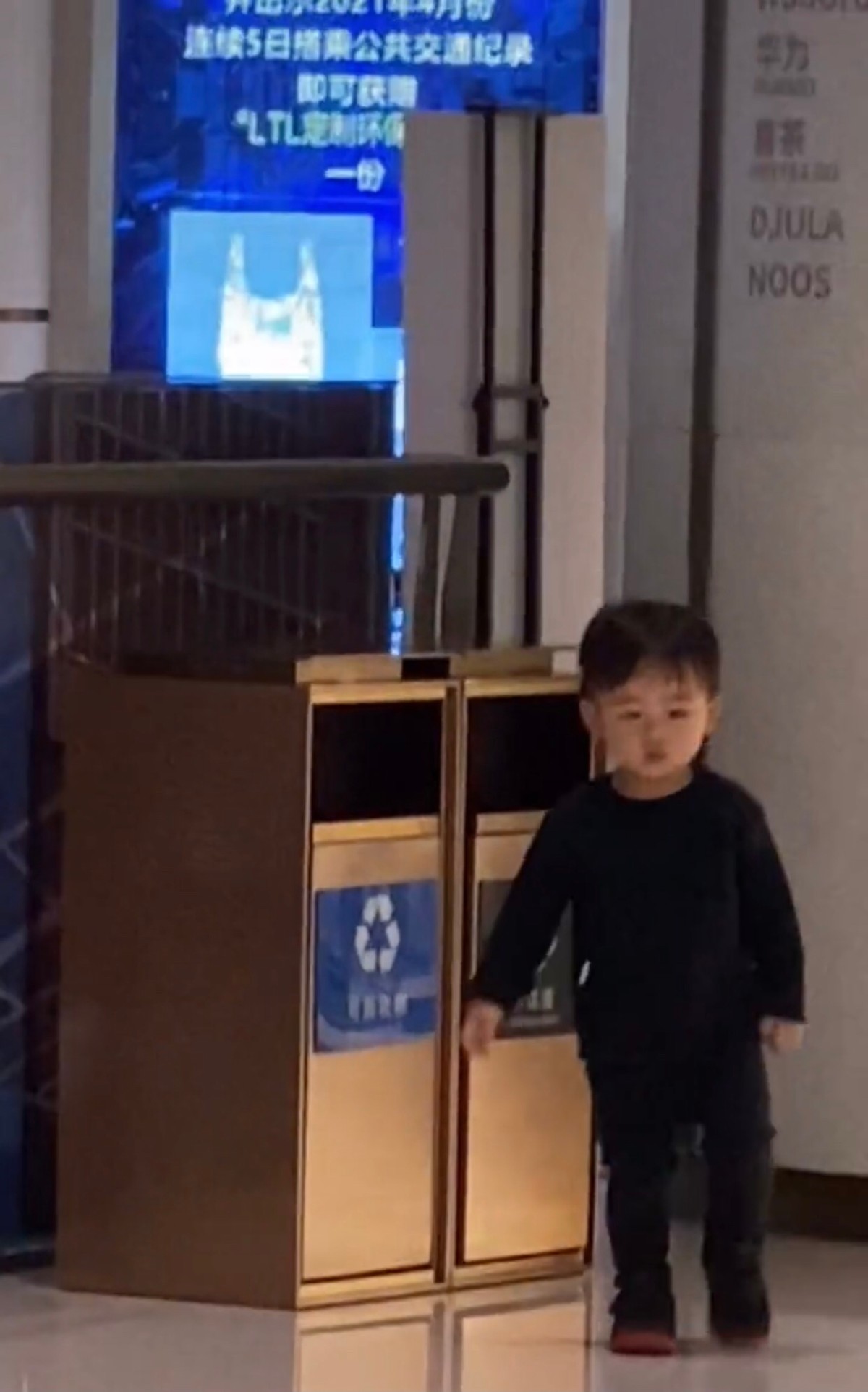 蔡少芬教兒子丟垃圾，小傢伙跪地擦地板超可愛，星二代一點不嬌氣