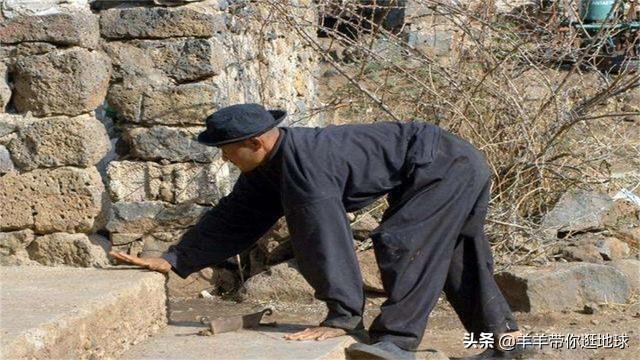 现实版的“爬行村”？村民都不会直立行走，专