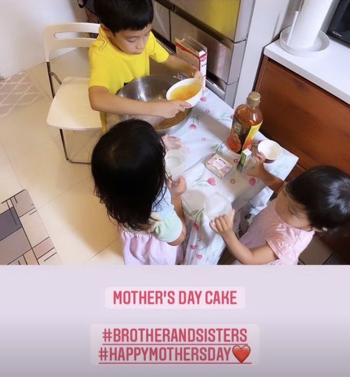 霍啟剛攜三個子女做蛋糕，為郭晶晶慶祝母親節，廚房擁擠超簡樸
