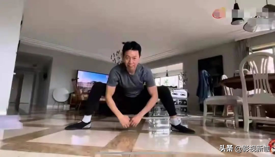 61岁吕丽萍给儿子理发，头发花白，33岁张博宇比父亲都显老