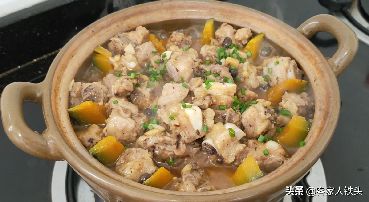 天越冷越愛吃一鍋南瓜排骨煲，口感嫩滑做法簡單，孩子搶著吃南瓜