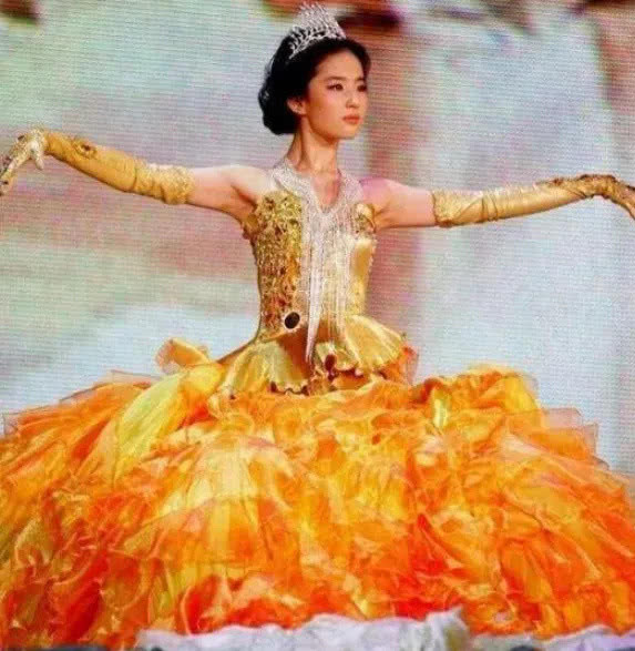 夺“金鹰女神”需要多久？唐嫣32岁，赵丽颖26岁