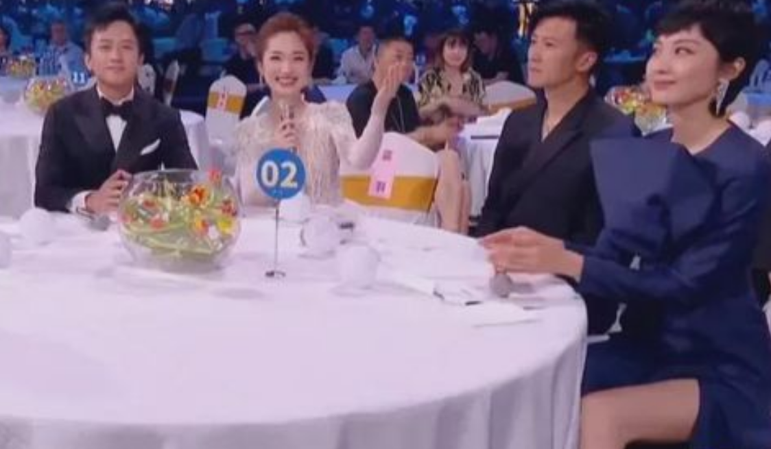 同是明星情侣，王菲谢霆锋同台似路人，鹿晗关晓彤却甜到发齁