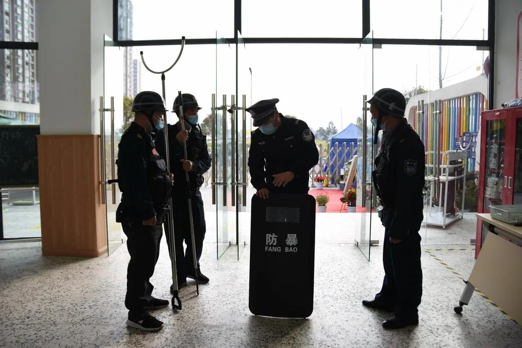 守护安全,警园同行——宁安幼儿园反恐防暴演练