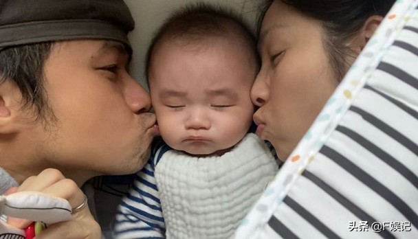 古巨基夫婦帶兒子出門郊遊兒子打扮得像小公主一樣可愛