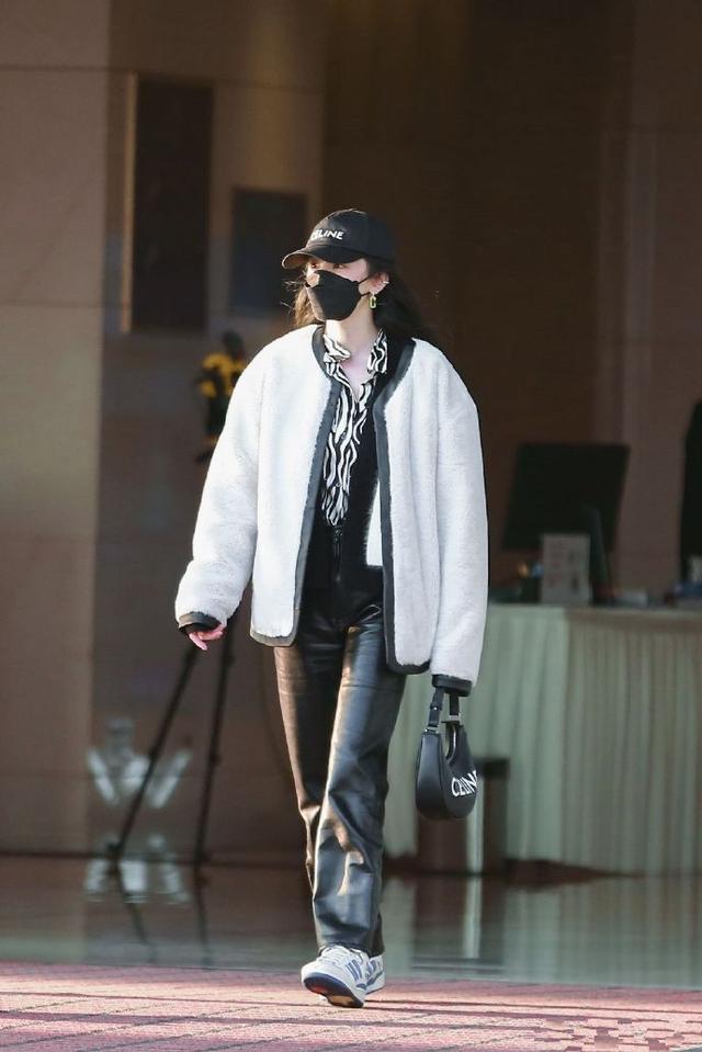 杨幂也太有品了吧，用毛绒外套叠穿斑马纹衬衫