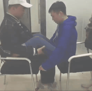 爆笑动图GIF：有时候，男人的快乐就是这么简单