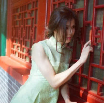 李若彤晒出自己的照片，网友看到后大呼：这不是一般能驾驭的