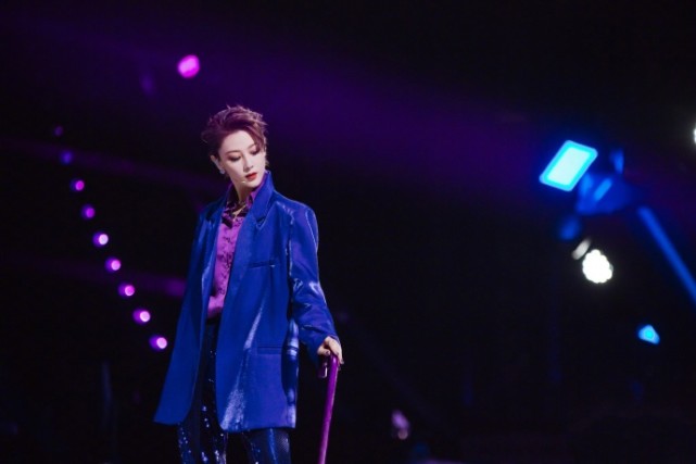Zhang Xin grants farm big bumper harvest, bask in husband perspective beauty to illuminate, wearing air of the simple and bare-handed ground connection that pick food
