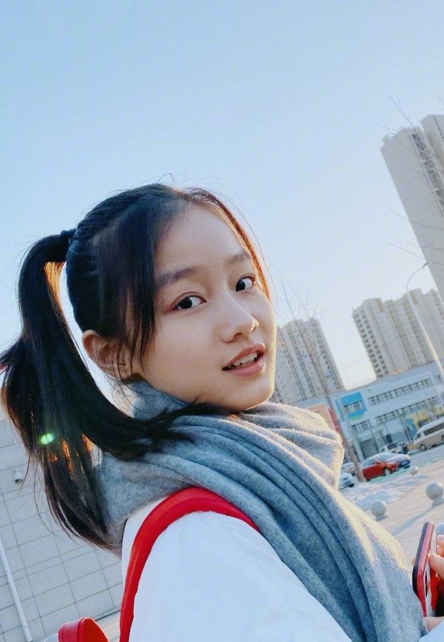 赵薇12岁“女儿”终于返校，穿工装裤会配骑士靴