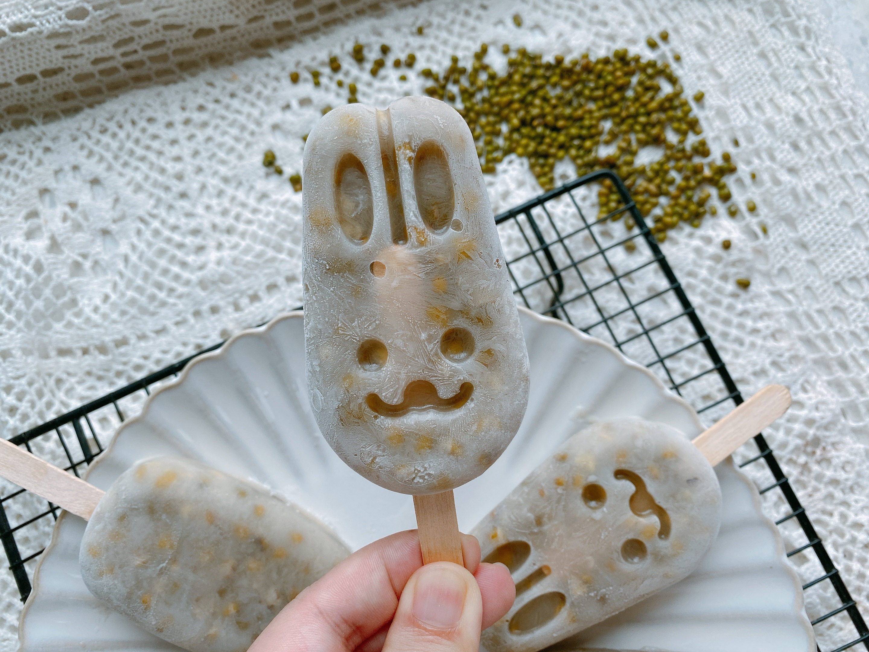 冰凉解暑的绿豆雪糕，自己在家做，香甜细腻无冰碴，小时候的味道