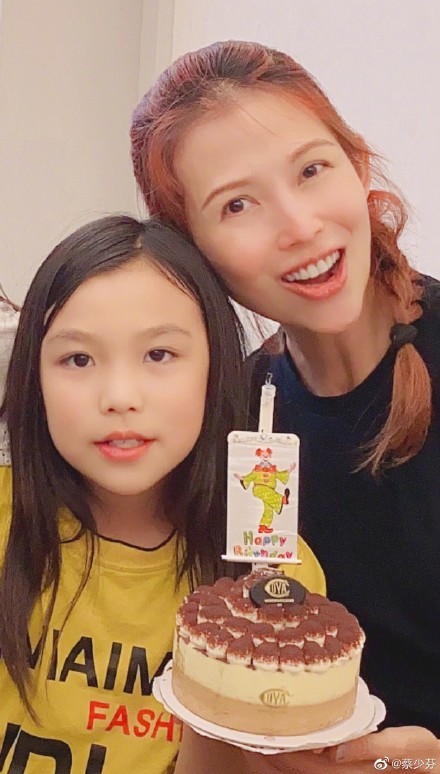 蔡少芬全家為女兒慶生，母女嘟嘴親吻張晉捏臉，魚蛋被蛋糕饞哭