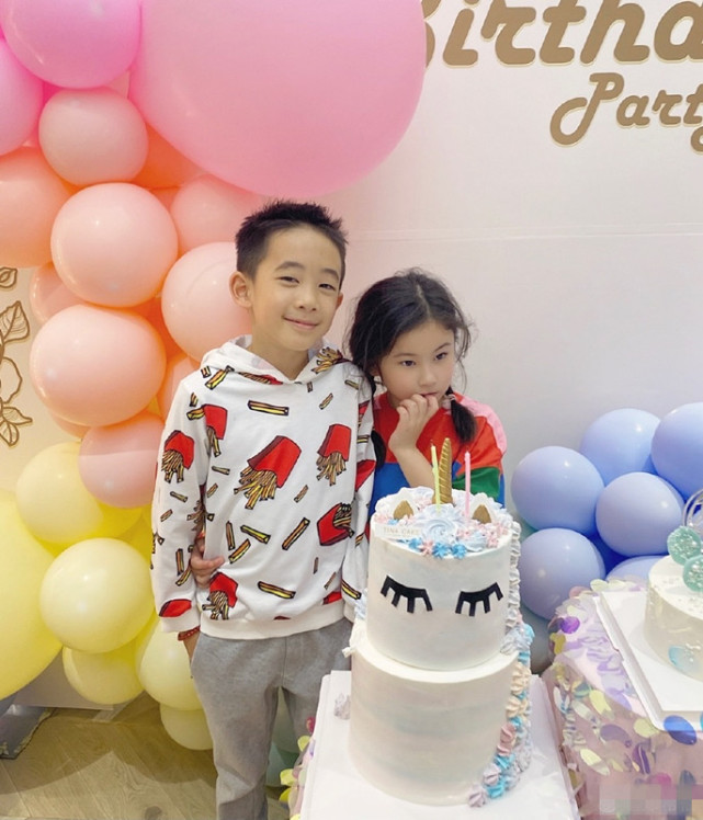 鄭希怡曬女兒生日現場照，Jasper被浸浸摟著，插兜耍酷難掩開心