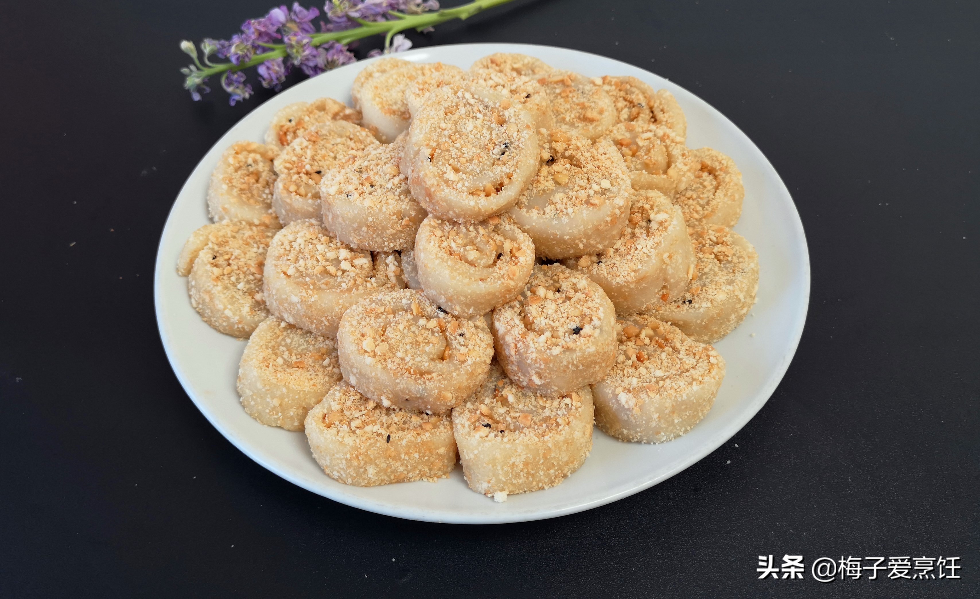 1 bowl of glutinous rice flour with 300 grams of water, stir it with chopsticks to make a cold cake, the outside is crispy and the inside is sticky, simple and delicious