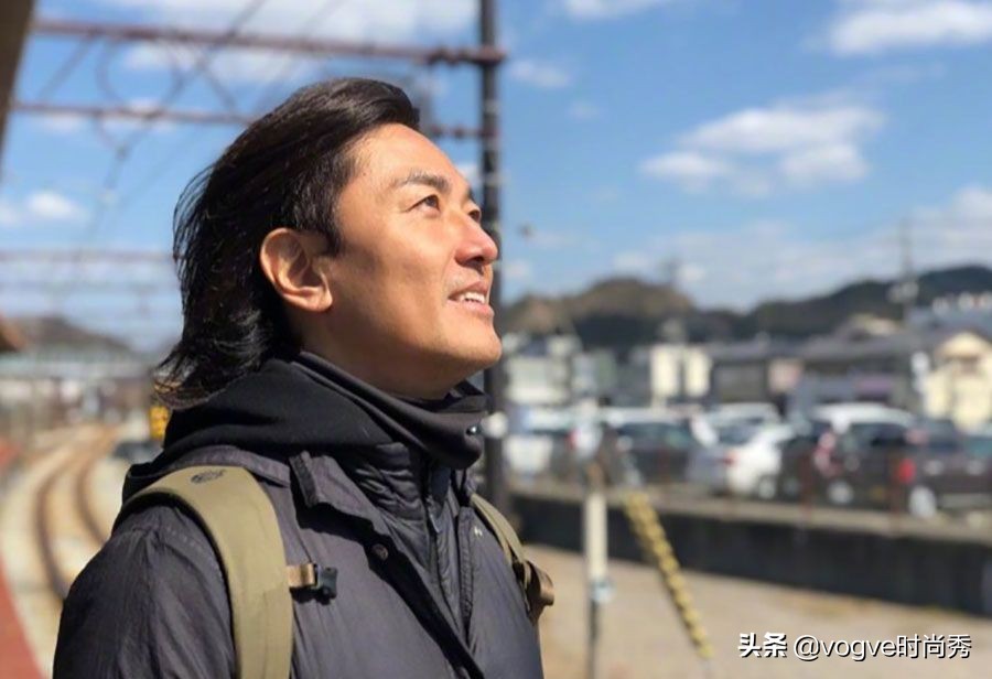 不怪郑伊健一直留长发，看到他剪板寸后，才明