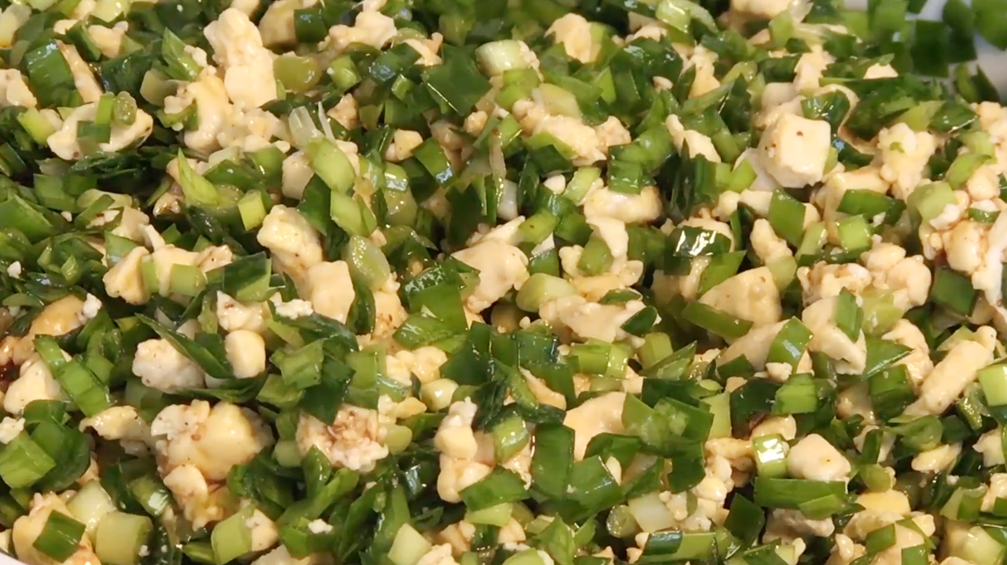 1塊豆腐，加1把韭菜，我家隔三差五就吃，皮薄餡大，飯店吃不到