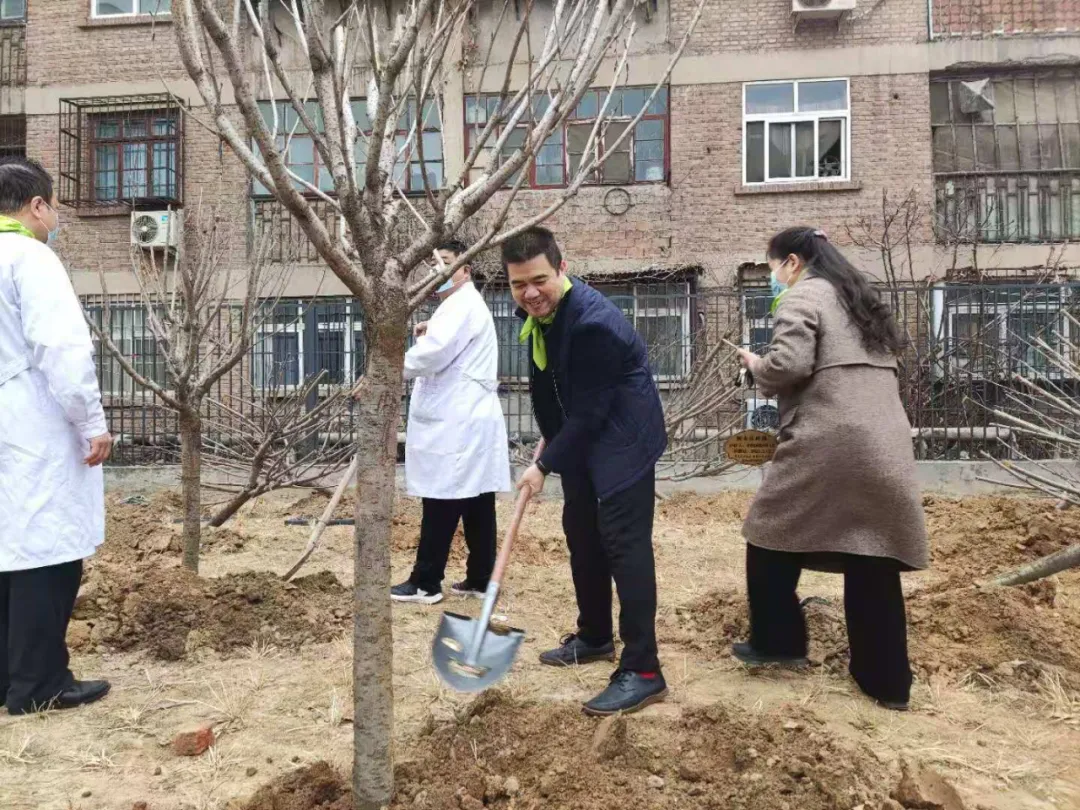 约会绿色·扮靓春天丨河北工程大学附属医院举办“绿色永恒的美·医院永远的家”主题植树活动