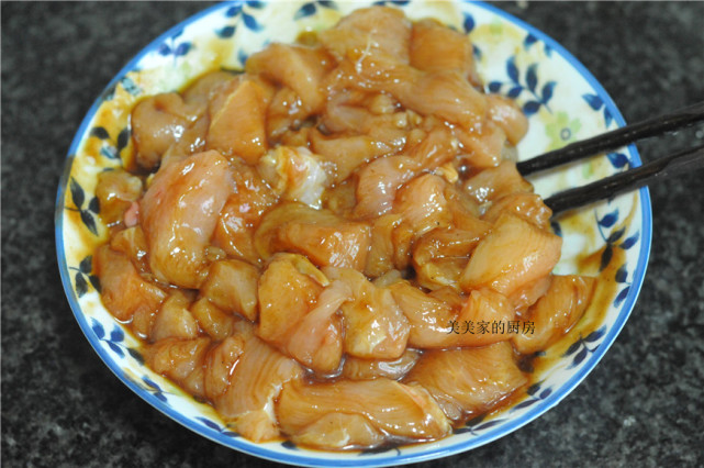 鸡胸肉新做法，低盐少油也焦香，