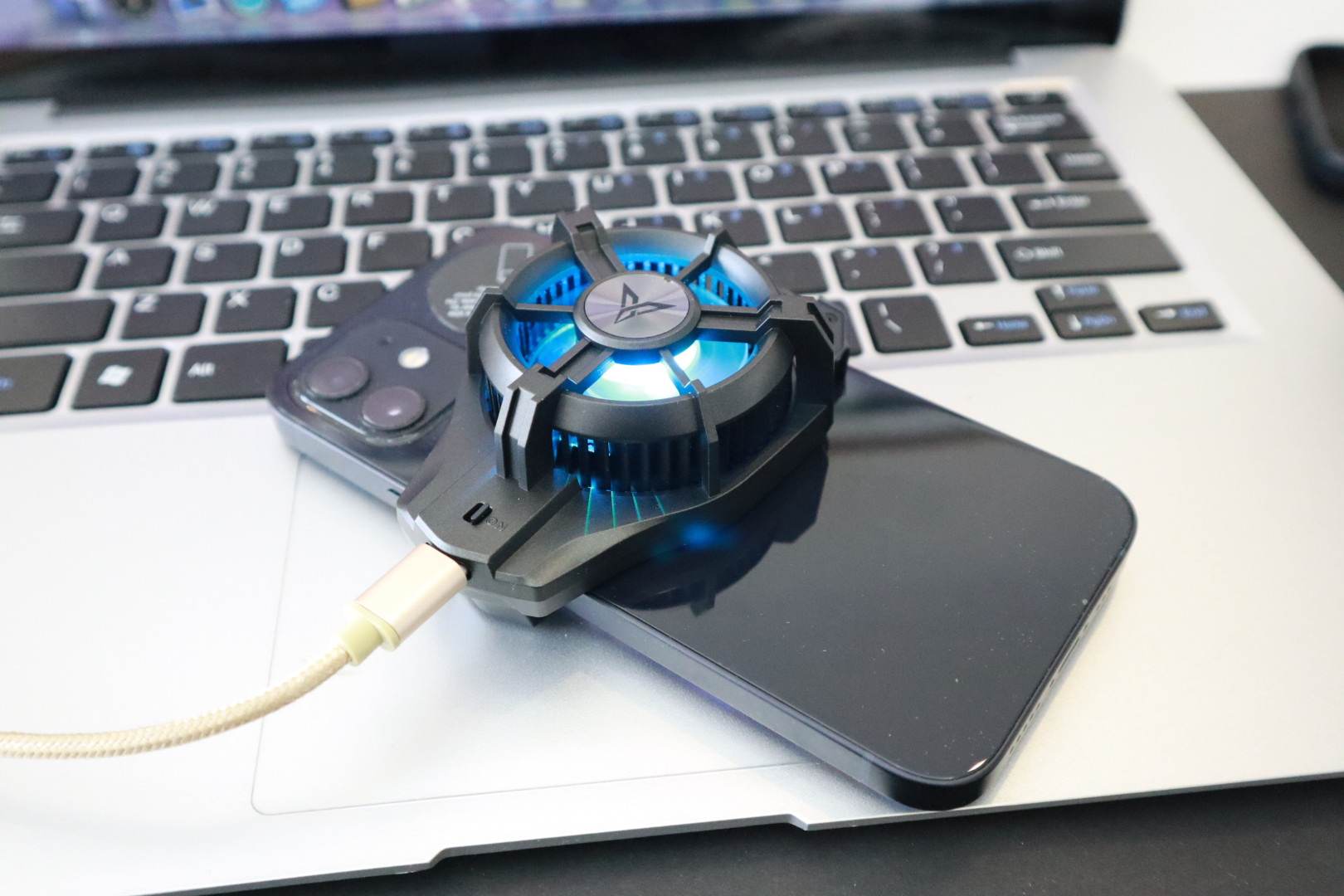 夏天到了别忘了给手机降降温，飞智蜂翼2Pro手机散热器评测