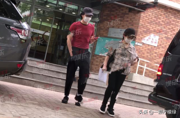 刘璇41岁怀二胎，丈夫陪伴挺巨肚现身，身体素质超强走路带风