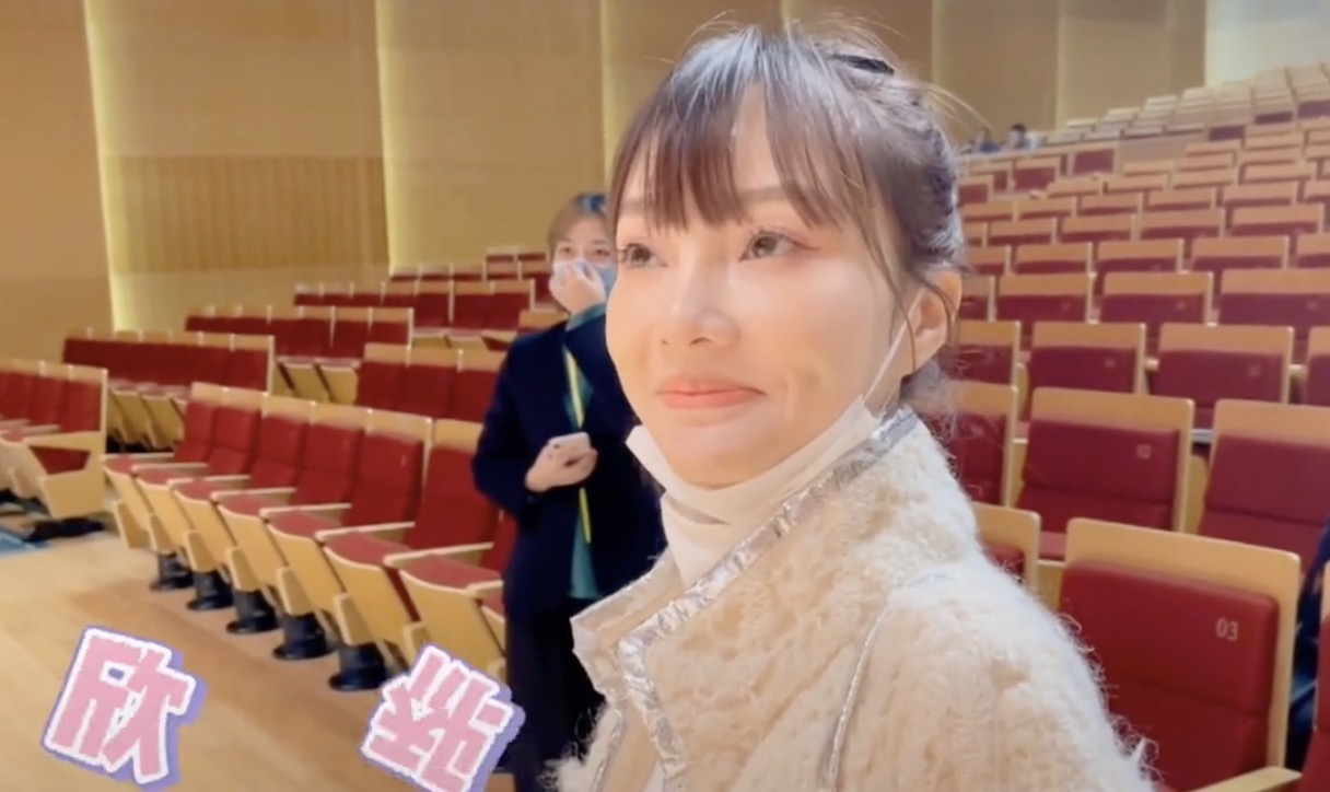 李小璐晒女儿钢琴演出花絮视频，甜馨安吉同框，男帅女靓超养眼