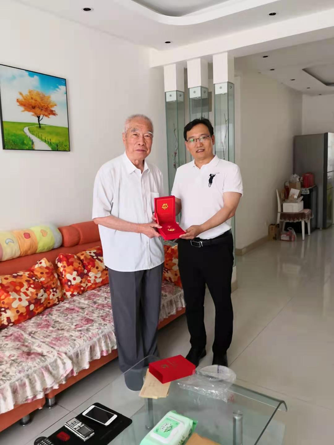 市科技局开展“七一”走访慰问老党员活动