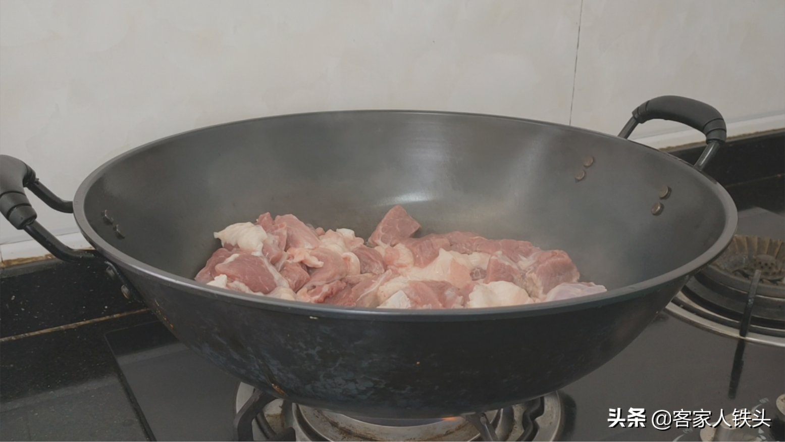 客家人传统的土方法炖肉，肉香味美原汁原味，4斤出锅吃完还想吃