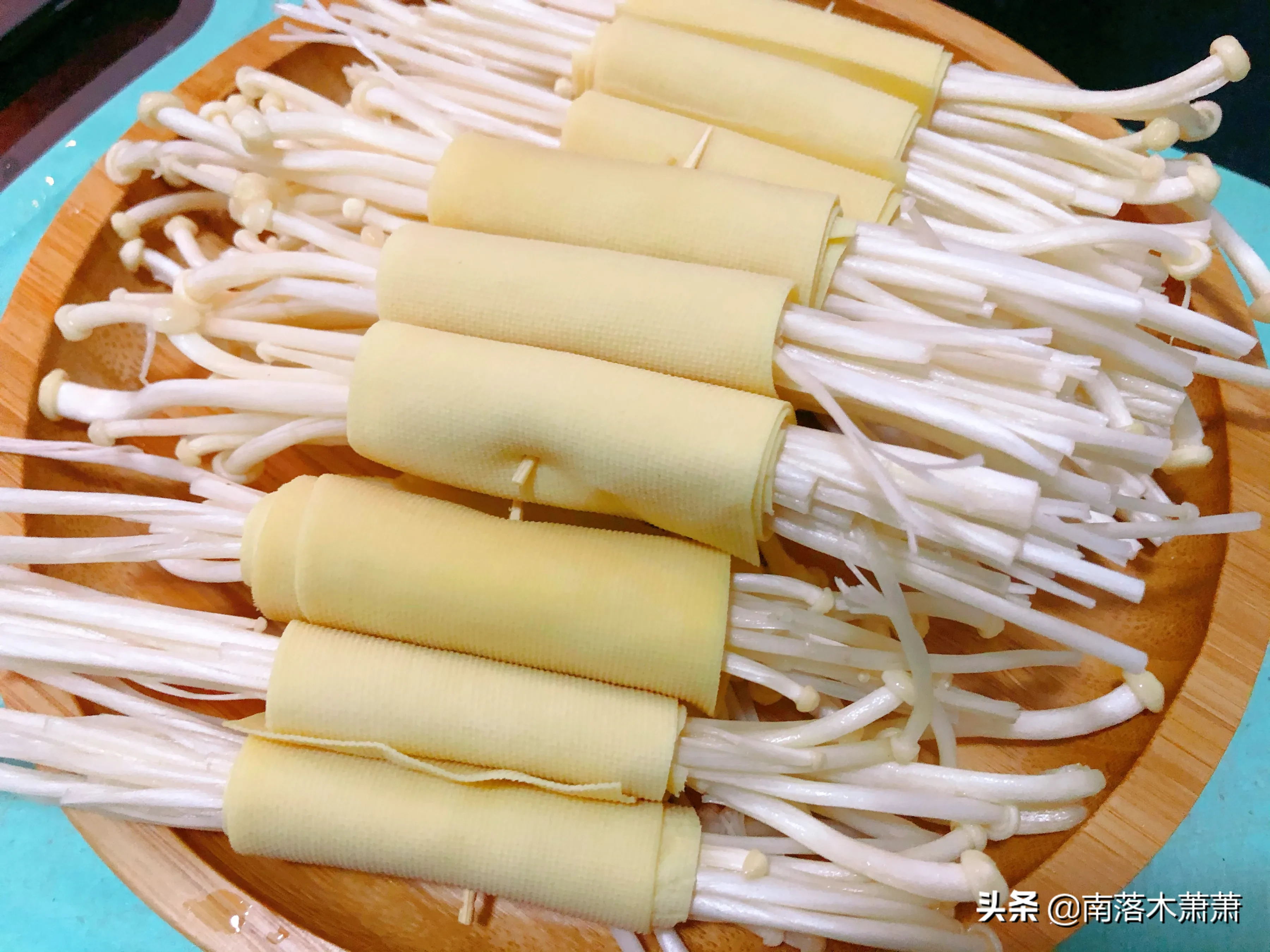 Enoki mushroom and dried tofu are a hundred times more delicious than fried and grilled, especially the thick sauce