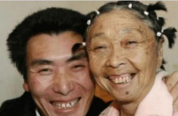 当年25岁小伙不顾父母反对，坚决娶60岁老太，如