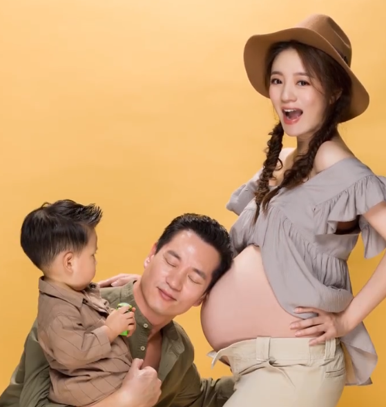 安以轩晒二胎孕肚照，豪门老公亲吻大肚，上一胎送老婆过亿豪宅