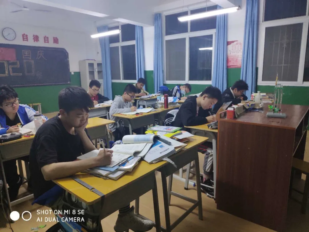 精彩·自律·温馨——华一双师武汉小梅花学校学生日常