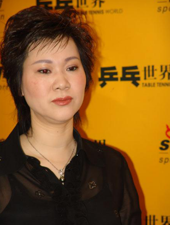 为爱退役的乒坛一姐，59枚女乒金牌的得主，二婚被宠成少女