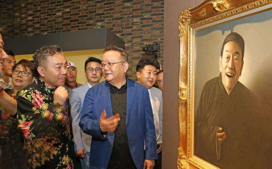 他没有正式师承，但相声表演令侯耀文师胜杰折服，也受郭德纲认可