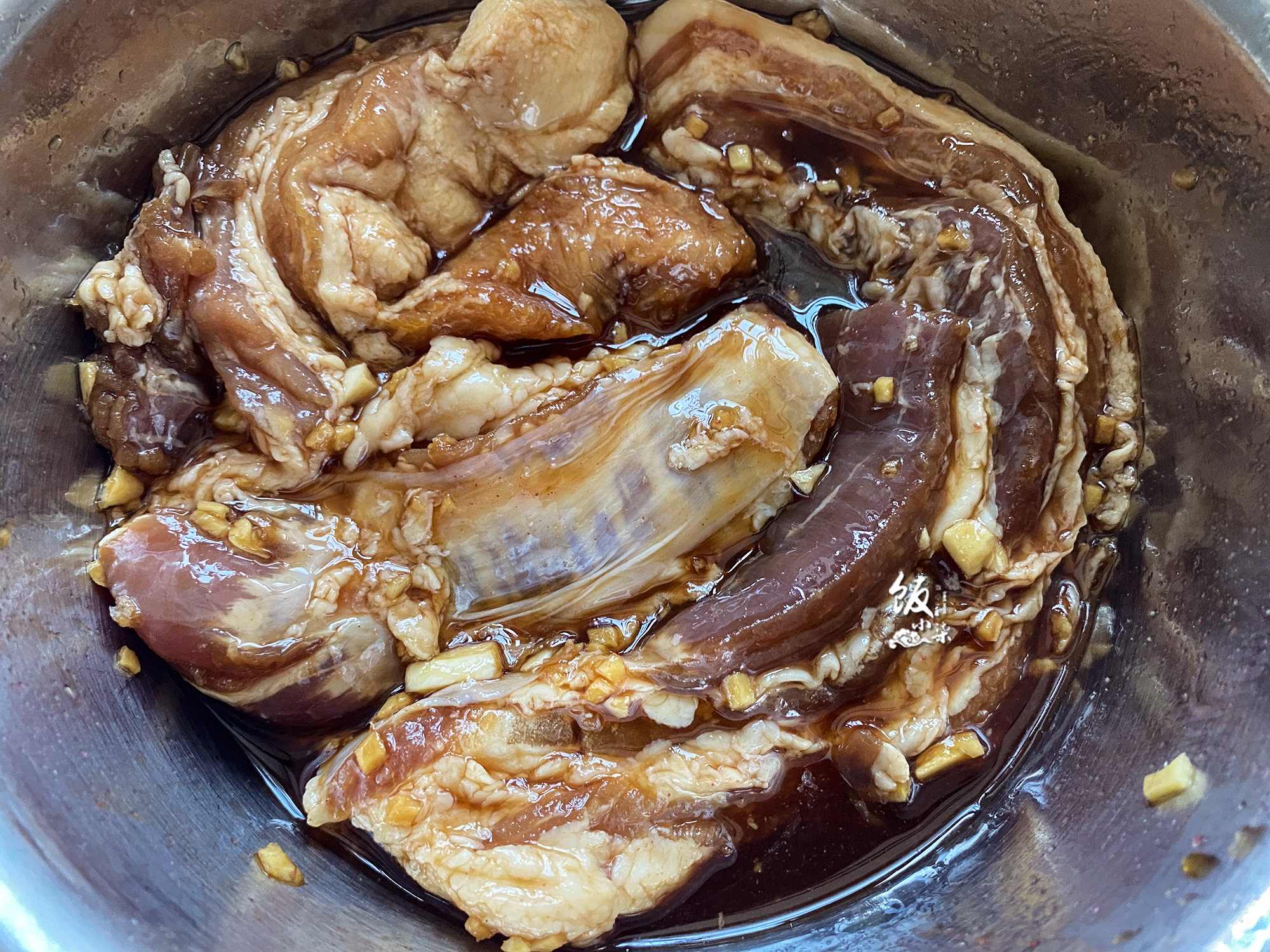 把整块五花肉放电饭锅里，焖30分钟出锅，把家人都“馋坏了”