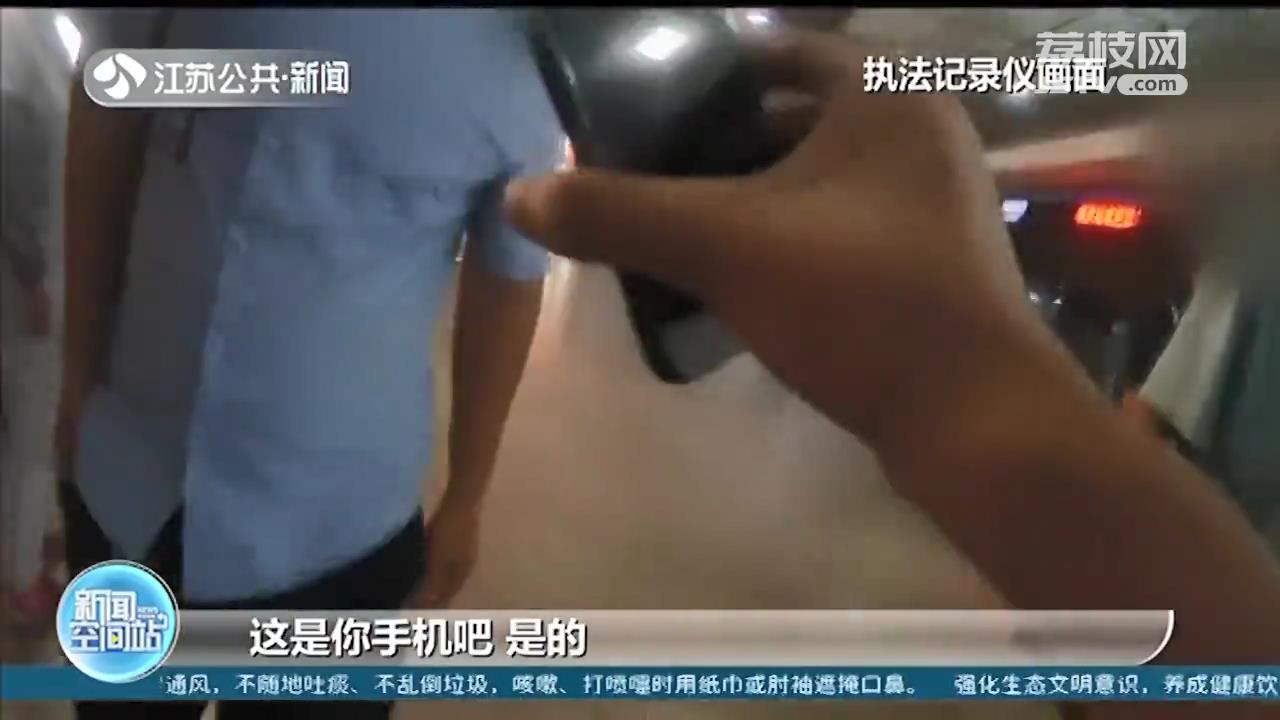 旅客拍下小偷盗窃全程 根据视频，民警三分钟内就抓到人