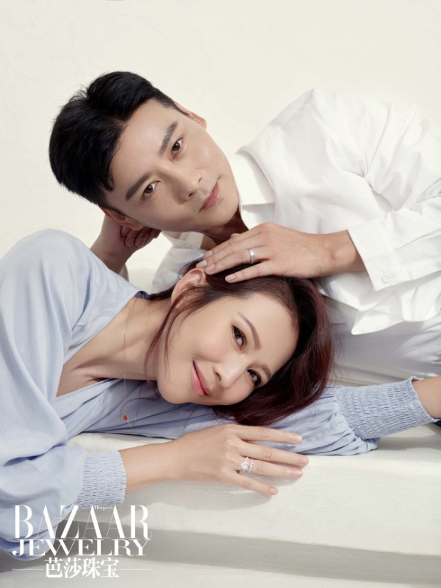 蔡少芬夫妇七夕大撒糖，张晋帮老婆涂口红上演摸头杀，甜如初恋