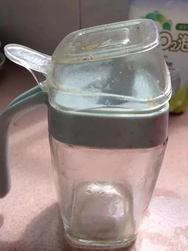 好百邻保姆告诫你油壶不起眼却要十分注意，使用不当小心会致病