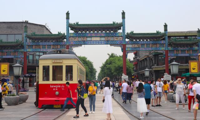 北京前门大街，游客人山人海，全聚德等多家老字号最抢眼