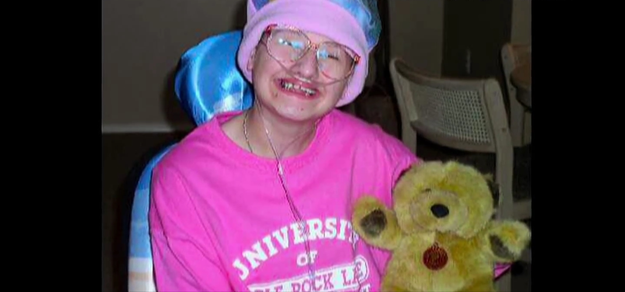 歹毒妈妈给健康女儿疯狂吃药，做上百次手术，