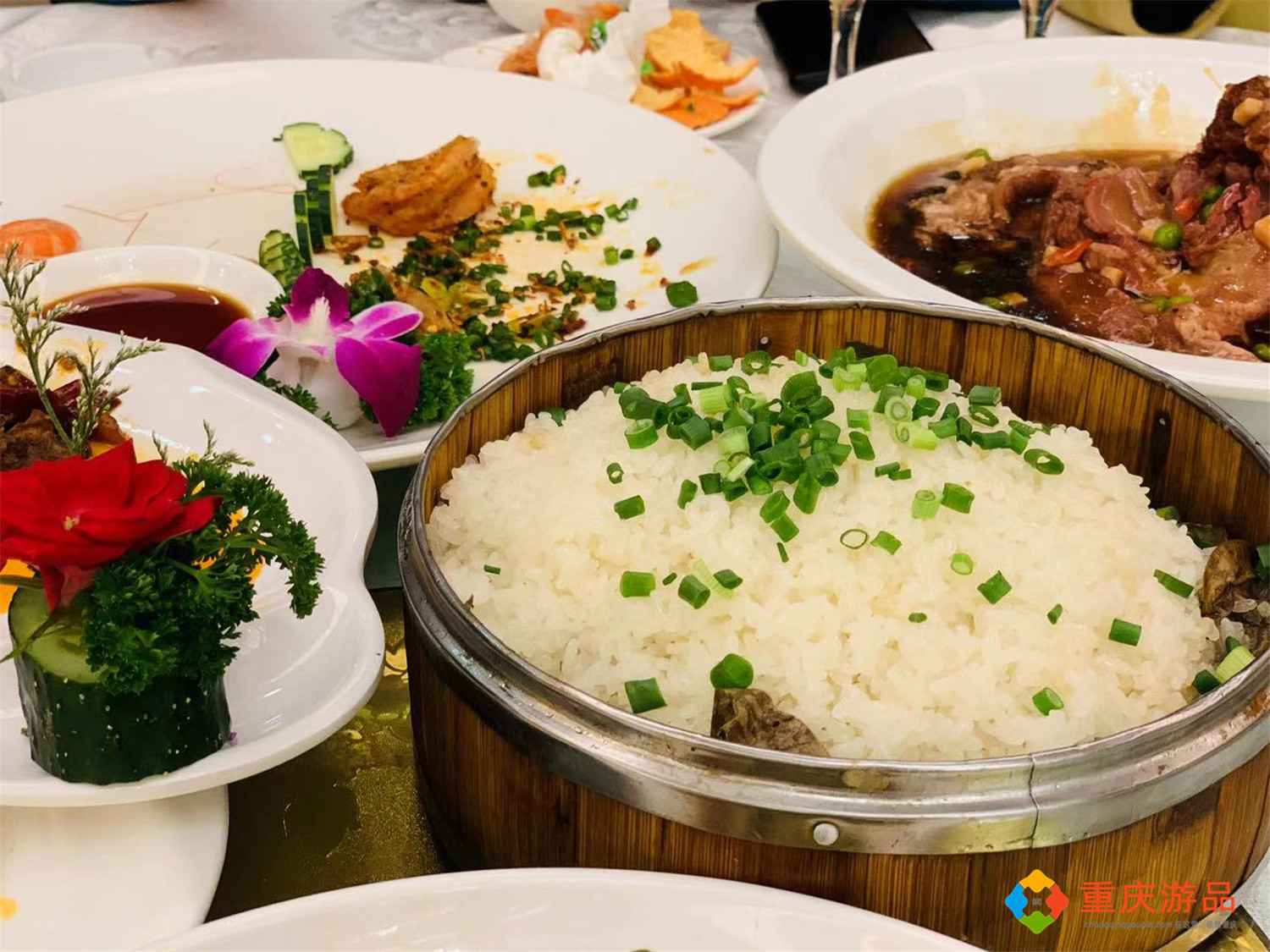 重庆解放碑的新华酒店：17年历史屹立不倒，餐厅陈旧但有口皆碑