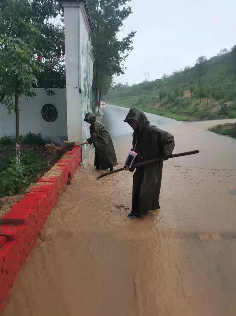暴雨浇毁致富路,“彩虹村”95后女支书发起重建梦