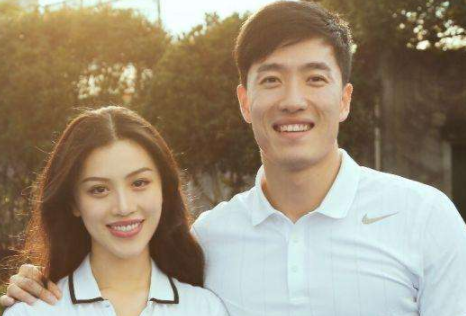 刘翔与二婚娇妻庆38岁生日，亲密贴脸场面甜，妻子嘴巴嘟嘟很俏皮