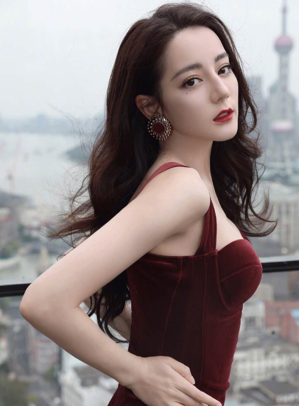 迪丽热巴向蔡徐坤道歉无心之失却被追着骂好惨