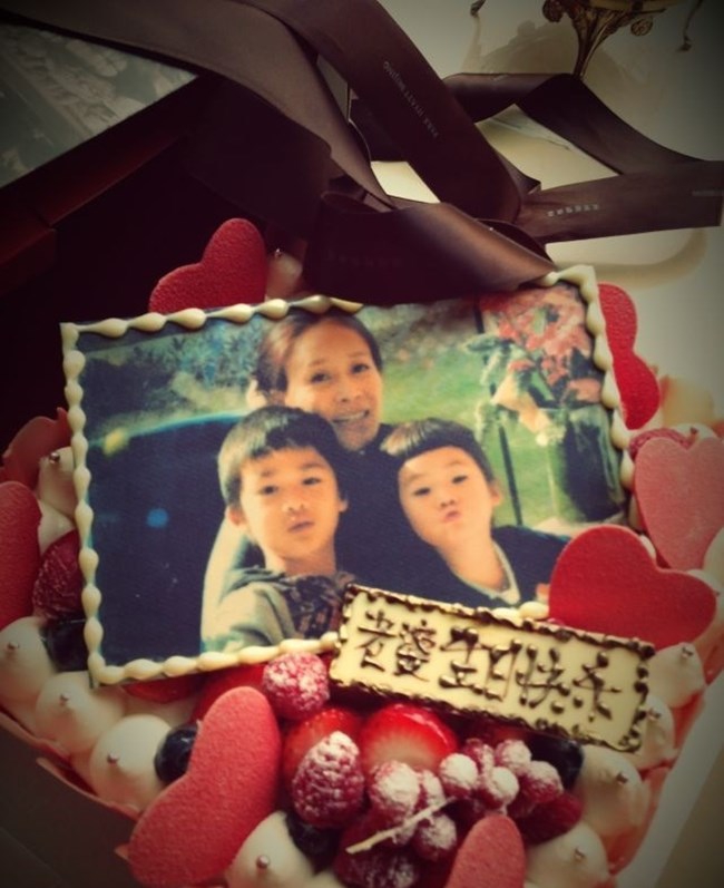 那英14岁女儿意外曝光正脸，小眼睛大鼻子像爸，高情商喊何炅哥哥