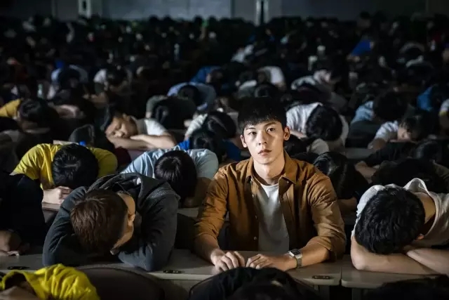 小儿子伤人入狱，大儿子跳楼自杀，这部电影里